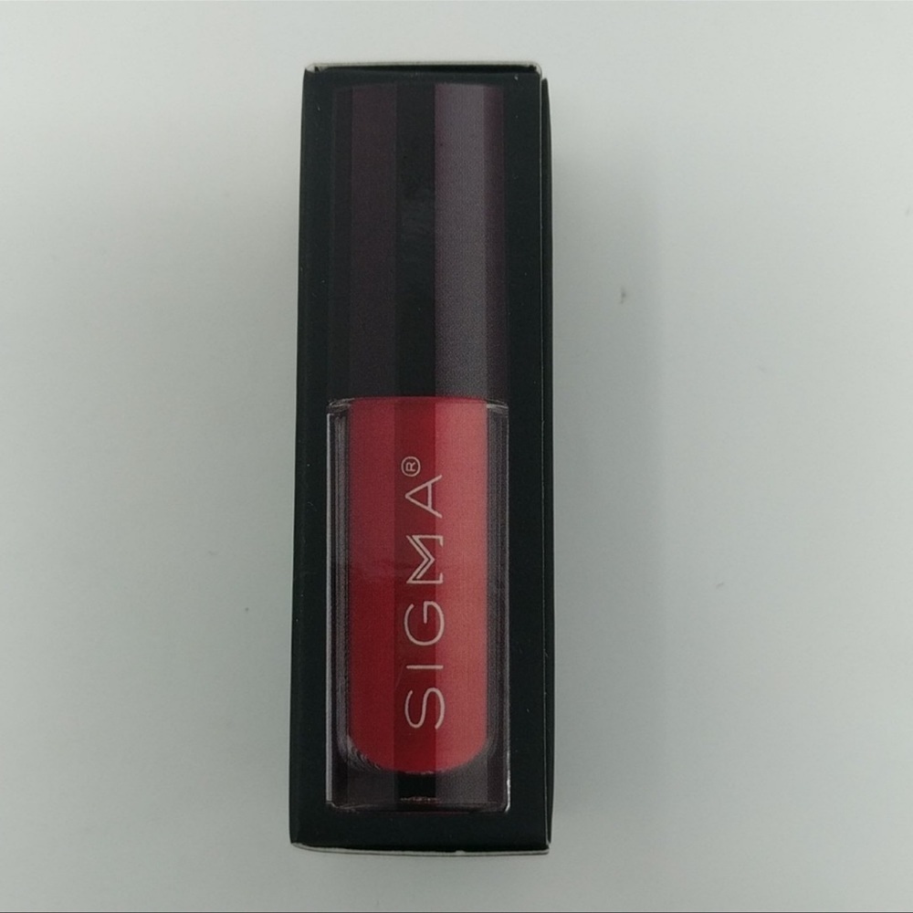 Sigma liquid lipstick in Venom
